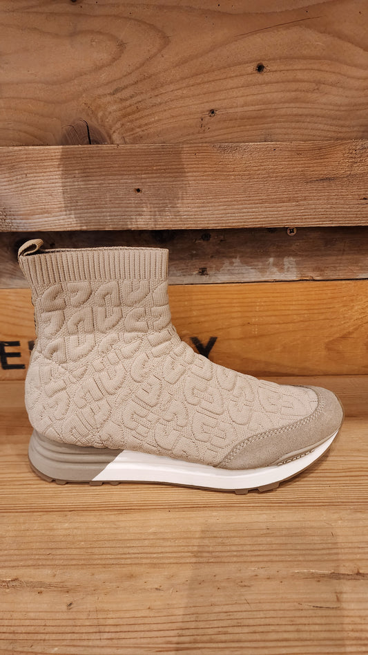 סניקרס גרב 73439H25